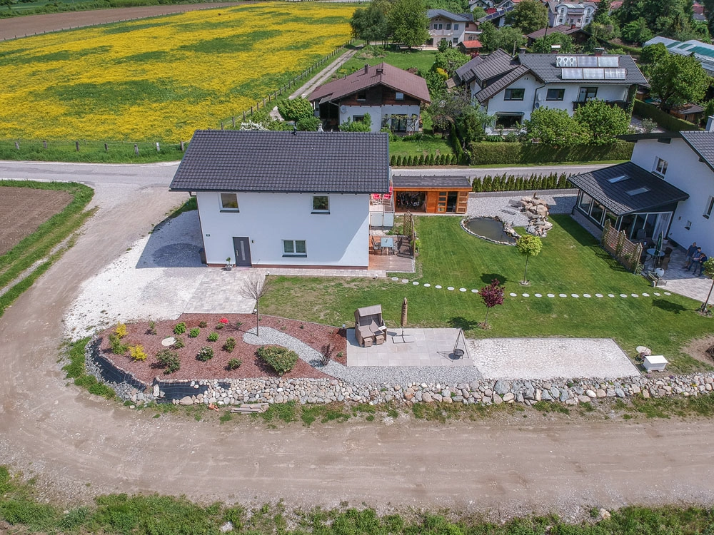 „Hahns Herberge“ – Außenansicht bzw. Seitenansicht, ganzes Haus von oben mit der Drohne fotografiert.